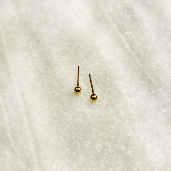 CUTEST ball stud earrings - Picture 4 of 5